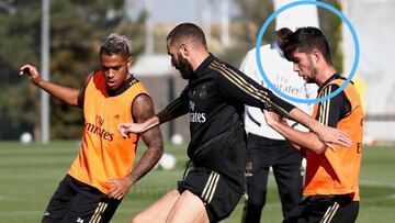 Theo Zidane, rodeado con un c&iacute;rculo, presiona a Benzema ante la presencia de Mariano y la mirada de Zidane padre en el entrenamiento del Real Madrid del viernes 10 de octubre de 2019.