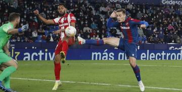 Dani Gómez remata hacia arriba y el balón toca en la pierna y el brazo de Lodi.