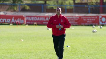 El exguardamenta del Barcelona Víctor Valdés durante su primer entrenamiento este viernes como nuevo entrenador del Real Ávila, que milita en el grupo primero de Segunda Federación, tras la destitución de Miguel de la Fuente.