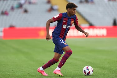 Lamine Yamal hace su debut como titular con tan solo 16 años.