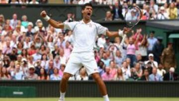 Djokovic celebra su título.