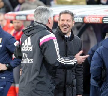 Ancelotti y Simeone se saludan. 