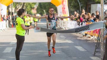El maratoniano olímpico Carles Castillejo cruza la línea de meta de la Cursa Por la Integración-La Maquinista de Barcelona.