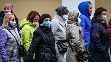 Moscow (Russian Federation), 29/10/2020.- Russian people wearing protective face masks at the street during pandemic of SARS-CoV-2 coronavirus in Moscow, Russia, 29 October 2020. (Rusia, Moscú) EFE/EPA/YURI KOCHETKOV