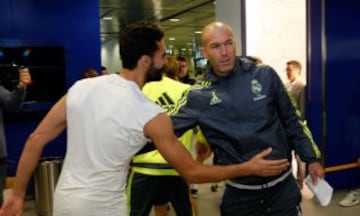 Arbeloa, tras el abrazo con Zidane. 