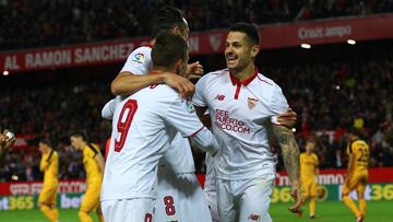 Football Soccer - Spanish La Liga Santander - Sevilla v Malaga - Ramon Sanchez Pizjuan Stadium, Seville, Spain - 17/12/2016. Sevilla's Victor Machin "Vitolo" celebrates after scoring against Malaga. REUTERS/ Marcelo del Pozo