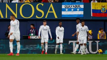 Los jugadores del Real Madrid tras encajar el 1-0 de Juan Foyth. 