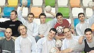 <b>RISUEÑOS.</b> La plantilla del Ciudad Real posa con gesto divertido antes de jugarse medio título con el Barça.