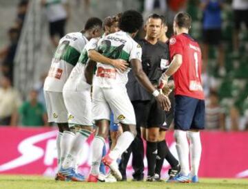 Elche-Real Madrid. Al final del partido los jugadores del Elche protestaron el penalti al árbitro Muñíz Fernández.