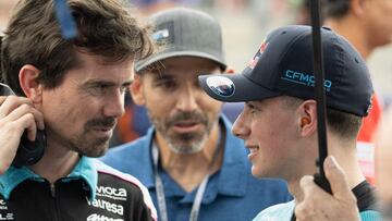 AUSTIN, TEXAS - MARCH 30: David Alonso of Colombia and CFMOTO Aspar Team speaks with Nico Terol of Spain (R) and prepares to start on the grid during the Moto2 race during the MotoGP Of USA - Race on March 30, 2025 in Austin, Texas. Mirco Lazzari gp/Getty Images/AFP (Photo by Mirco Lazzari gp / GETTY IMAGES NORTH AMERICA / Getty Images via AFP)