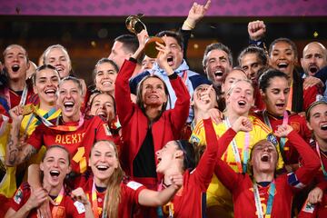 La reina Letizia levanta la Copa del Mundo en el podio junto a las jugadoras de España. 
 