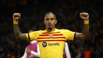 Paris (France), 10/04/2024.- Barcelona's Raphinha celebrates after scoring the 2-2 equaliser goal during the UEFA Champions League quarter-finals, 1st leg soccer match between Paris Saint-Germain and FC Barcelona, in Paris, France, 10 April 2024. (Liga de Campeones, Francia) EFE/EPA/YOAN VALAT