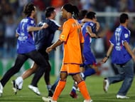 Barcelona's Ronaldinho leaves the pitch after their second leg of the King's Cup semi-final against Getafe at Getafe's El Coliseo stadium, near Madrid, May 10, 2007.REUTERS/Andrea Comas(SPAIN)