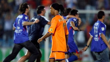 Barcelona's Ronaldinho leaves the pitch after their second leg of the King's Cup semi-final against Getafe at Getafe's El Coliseo stadium, near Madrid, May 10, 2007.REUTERS/Andrea Comas(SPAIN)