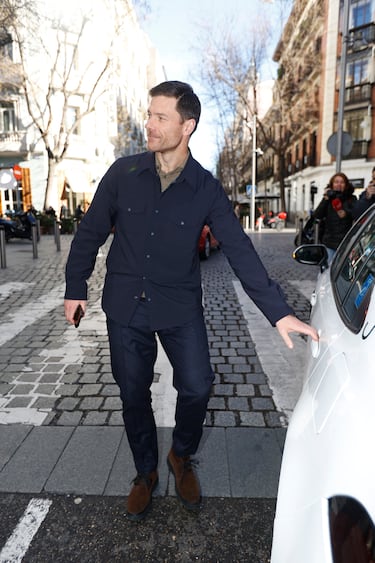 Xabi Alonso sube a un coche en una céntrica calle de Madrid. 