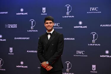 El tenista español Carlos Alcaraz posa en la alfombra roja.