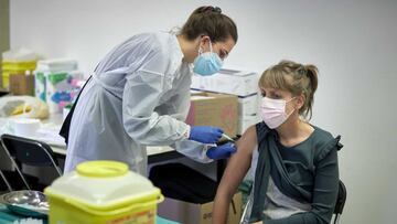 Vacuna contra la COVID-19: cómo pedir cita previa y teléfonos por comunidad