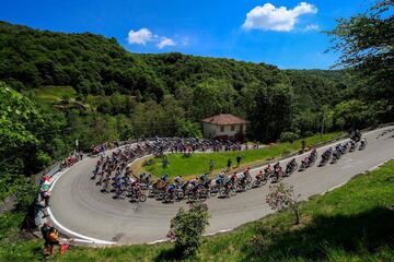 El pelotón del Giro apura sus últimos kilómetros llenando de colorido las carreteras italianas. En la imagen
superior un pequeño grupo de espectadores observa a los ciclistas a su paso por Sovazza, durante la decimonovena
etapa de la carrera, de 166 kilómetros, entre las localidades de Abbiategrasso y Alpe di Mera.