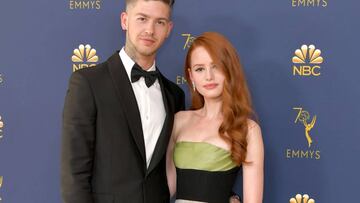 Travis Mills y Madelaine Petsch en la 70° edición de los Emmy Awards en el Microsoft Theater, California. Septiembre 17, 2018.
