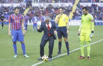 Saque de honor de Carlos Caszely