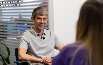 22/03/23 VISITA ENTREVISTA REDACCION DIARIO AS ENTRENADOR DE FUTBOL FEMENINO DAVID AZNAR