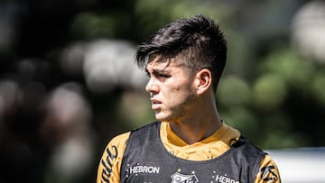 Daniel Ruiz en un entrenamiento de Santos.