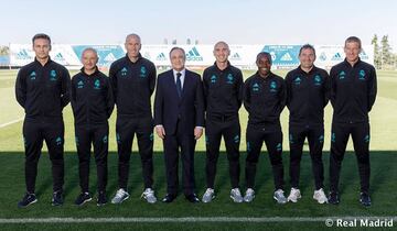 Florentino Pérez posa junto al cuerpo técnico de la primera plantilla. 
De izda a dcha: José Carlos (readaptador), Antonio Pintus (preparador físico), Zidane (entrenador), Florentino Pérez (presidente), David Bettoni (segundo entrenador), Hamidou Msaidie (Ayudante), Luis LLopis (preparador de porteros) y Javier Mallo (preparador físico).