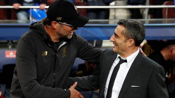 Soccer Football - Champions League Semi Final First Leg - FC Barcelona v Liverpool - Camp Nou, Barcelona, Spain - May 1, 2019  Liverpool manager Juergen Klopp shakes hands with Barcelona coach Ernesto Valverde before the match   REUTERS/Sergio Perez