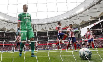 El jugador del Atlético de Madrid, Diego Costa, marca de penalti el 1-0 al Valencia. 