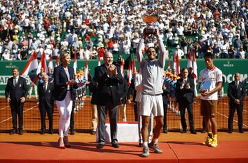 Rafael Nadal levantando el trofeo de Montecarlo.