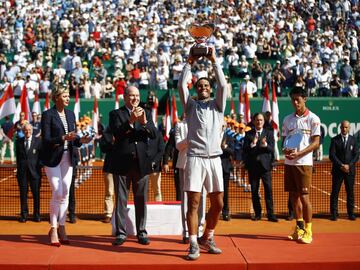 Rafael Nadal levantando el trofeo de Montecarlo. 