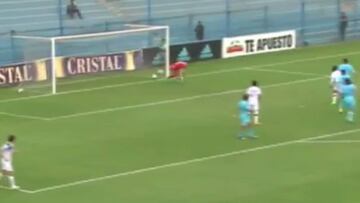 El incre赤ble error de Viana que le cost車 un gol a Sporting Cristal