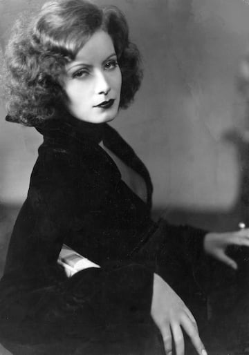 Nació en Estocolmo, Suecia, el 18 de septiembre de 1905. La actriz protagonizó grandes películas como, "Ninotchka", "La reina Cristina de Suecia", "Margarita Gautier", "Gran Hotel " y "Ana Karenina" entre otras muchas. 