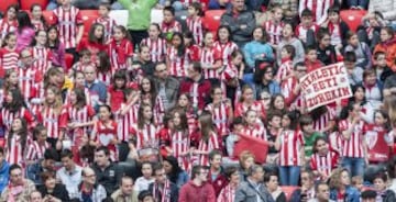 Espectacular apoyo de la afición al Athletic Club