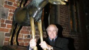 <b>DA SUERTE. </b>Calderón cumplió la tradición y agarró las patas del burro de 'Los Músicos de Bremen'.