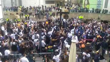 El ambiente se caldea en la previa con insultos y cánticos