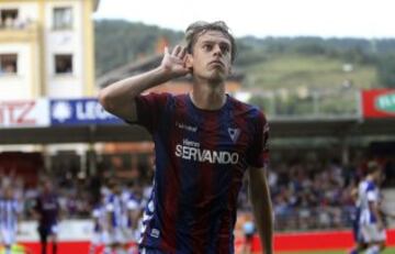 El centrocampista del Eibar Javi Lara celebra el gol marcado ante la Real Sociedad, durante el partido de la primera jornada de Liga de Primera División disputado esta tarde en el estadio de Ipurua.