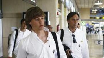 <b>TODAS LAS MIRADAS PUESTAS EN ÉL. </b>Canales encabezó ayer la expedición del Racing a su llegada a la isla de Tenerife.