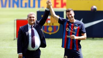 Soccer Football - FC Barcelona unveil Robert Lewandowski - Camp Nou, Barcelona, Spain - August 5, 2022 FC Barcelona's Robert Lewandowski with President Joan Laporta during his presentation REUTERS/Albert Gea