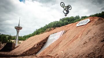 La piloto de MTB Robin Goomes tirando un backflip en el Audi Nines 2021, celebrado a finales de agosto en la cantera de Birkenfield, Alemania.