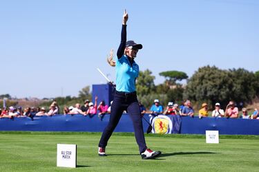 La actriz estadounidense Kathryn Newton celebra un golpe durante el torneo. 