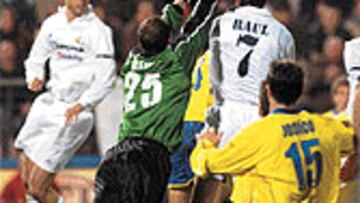 <b>MUY REÑIDO.</b> Reina intenta despejar el balón en una de las llegadas del Real Madrid a su portería.