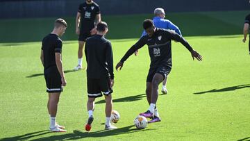 Sekou, en un entrenamiento del M&aacute;laga en La Rosaleda.