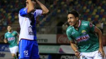 Delfino se lamenta por el gol en contra y los futbolistas de Audax celebran.