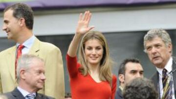Don Felipe y Doña Letizia, en el partido España-Italia junto a Ángel María Villar.