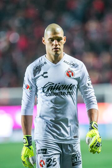 Los Xolos le jugaron a matar o morir a La Fiera en el Caliente. En los primeros minutos de cada parte, dominaron y aplacaron al León. Pero necesitas más que eso, necesitas matarlos a goles, no lo lograron y los Esmeraldas tuvieron tiempo para acoplarse, les dejaron ir tres pirulos, se veía imposible remontar para el siguiente encuentro.