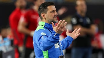 Slovenia&#039;s coach Ljubomir Vranjes reacts during the 2021 World Men&#039;s Handball Championship match between Group IV teams Slovenia and Egypt at the Cairo Stadium Sports Hall in the Egyptian capital on January 24, 2021. (Photo by MOHAMED ABD EL GHA