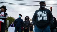 Los manifestantes marchan mientras exigen la publicaci&oacute;n de im&aacute;genes de la c&aacute;mara corporal del asesinato policial de Andrew Brown Jr. en Elizabeth City, Carolina del Norte, el 23 de abril de 2021. 