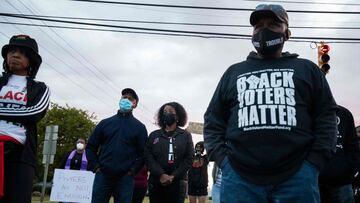 Los manifestantes marchan mientras exigen la publicación de imágenes de la cámara corporal del asesinato policial de Andrew Brown Jr. en Elizabeth City, Carolina del Norte, el 23 de abril de 2021.