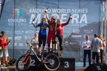 Podio femenino: Isabeau Courdurier (1ª), Noga Korem (2ª), Ella Condy (3ª).